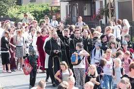 Bale Wszystkich Świętych czy święto w Lubomierzu pokazują, że dzieci i młodzież chętnie biorą udział w dobrych zabawach.