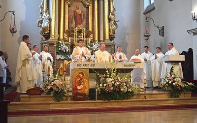 Eucharystię koncelebrowało kilkunastu kapłanów.