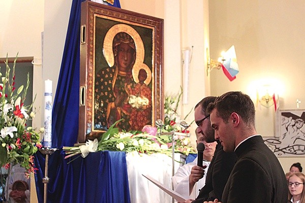 Zmartwychwstańcy odnawiają śluby zakonne przed obrazem Matki Bożej. 