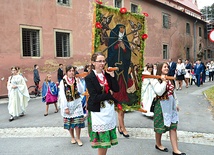 Na zakończenie niedzielnych uroczystości odbyła się procesja,  na którą mieszkańcy założyli stroje krakowskie.