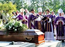 ▲	Porąbczanie i ich goście pożegnali swojego wiekowego duszpasterza śp. ks. prałata Józefa Strączka.