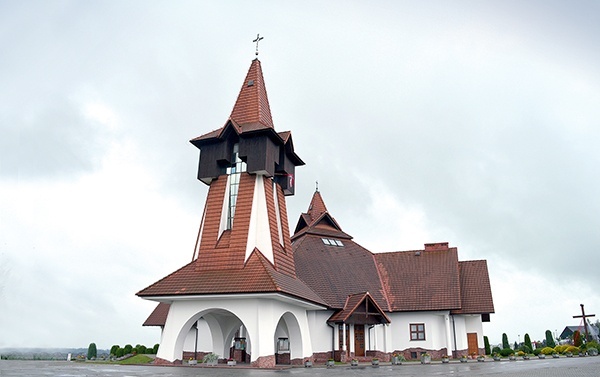 Świątynia góruje nad miastem, a poświęcił ją i konsekrował kard. Franciszek Macharski.