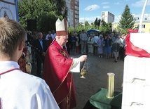 Modlitwa na placu budowy.