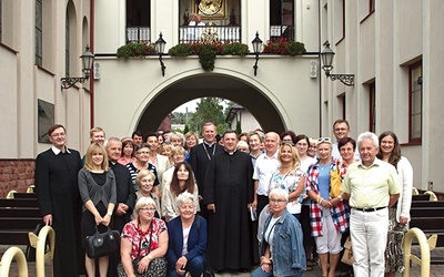 ▲	Z bp. Piotrem Turzyńskim i kustoszem ks. prał. Jerzym Karbownikiem  (obok biskupa) nauczyciele  i wychowawcy.  Czwarty z prawej  ks. Wojciech Wojtyła.