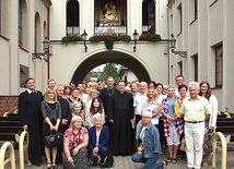 ▲	Z bp. Piotrem Turzyńskim i kustoszem ks. prał. Jerzym Karbownikiem  (obok biskupa) nauczyciele  i wychowawcy.  Czwarty z prawej  ks. Wojciech Wojtyła.