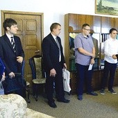 ▲	Przybyłych na egzamin wita rektor ks. Jarosław Wojtkun.