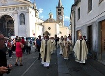 ▼	Procesja po ulicach  Aosty z relikwiami  św. Grato.