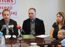 ◄	O akcji opowiada Jan Kutkowski. Obok ks. Robert Kowalski, dyrektor diecezjalnej Caritas, i Agata Wasilewska z synkiem.