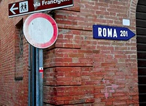 Zaczęły się już znaki drogowe – Rzym. Zostało ok. 200 km. – Za szybko to idzie – śmieje się  ks. Andrzej.