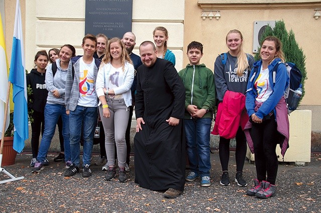 ▲	Satysfakcja i radość – pielgrzymi po całonocnym wędrowaniu dotarli do Rud, dziękując za ŚDM.