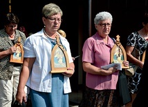 Drewniane kapliczki z obrazem Matki Bożej są przekazywane z domu do domu.