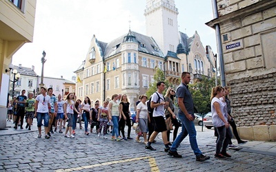 Pielgrzymi z Kielczy na rynku w Šumperku.