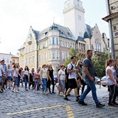 Pielgrzymi z Kielczy na rynku w Šumperku.