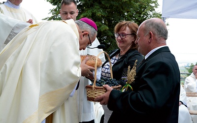 Biskup dziękował  na dożynkach Bogu za to,  że przez cały rok będziemy mieli chleb.