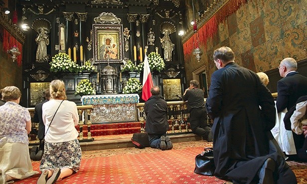 Od ponad 600 lat kolejne pokolenia Polaków zawierzają Jasnogórskiej Królowej  swoje sprawy i modlą się za ojczyznę