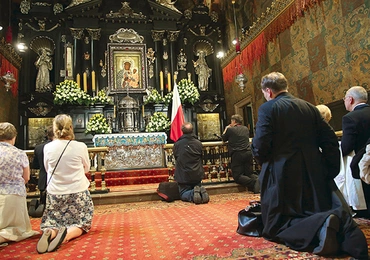 Od ponad 600 lat kolejne pokolenia Polaków zawierzają Jasnogórskiej Królowej  swoje sprawy i modlą się za ojczyznę