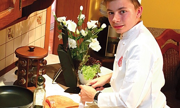„Dzisiaj ja gotuję”  – Bartek rzuca w domu hasło... i bierze się do pracy