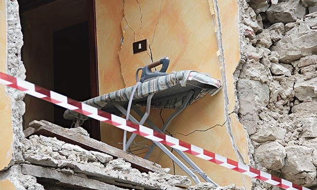 W ciągu 154 sekund  zginęło prawie 300 osób.  Ziemia zatrzęsła się nad ranem,  o 3.36, gdy wszyscy spali.  Ksiądz Krzysztof Kozłowski, który pracuje w Accumoli, cudem ocalał.  W mieszkaniu obok zginęła  cała rodzina