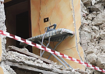 W ciągu 154 sekund  zginęło prawie 300 osób.  Ziemia zatrzęsła się nad ranem,  o 3.36, gdy wszyscy spali.  Ksiądz Krzysztof Kozłowski, który pracuje w Accumoli, cudem ocalał.  W mieszkaniu obok zginęła  cała rodzina