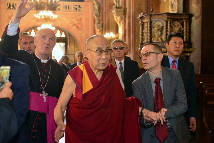 Dalajlama XIV w katedrze