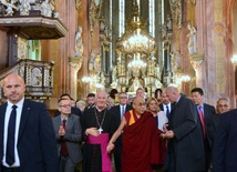 Dalajlama XIV w katedrze