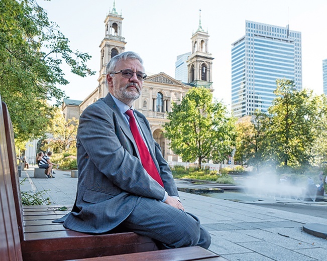 Mec. Paweł Kuglarz, w tle plac Grzybowski w Warszawie. Tej okolicy dotyczył wielki spór o zwrot nieruchomości w latach 90. ub. wieku.