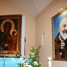 Wizerunek Matki Bożej Częstochowskiej dumnie spoczął obok obrazu przedstawiającego św. Ojca Pio