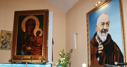 Wizerunek Matki Bożej Częstochowskiej dumnie spoczął obok obrazu przedstawiającego św. Ojca Pio