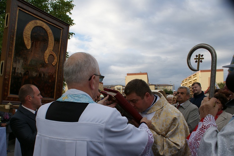 Powitanie MB Częstochowskiej w parafii św. o. Pio w Mszczonowie