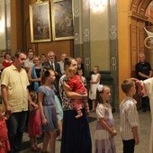 Bp Roman Pindel udzielił błogosławieństwa także dzieciom zgromadzonym w katedrze św. Mikołaja