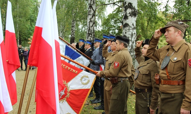 Hołd pomordowanym złożony pod pomnikiem w Żywcu