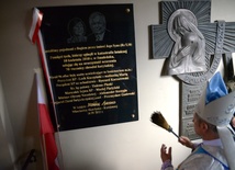 Na rozpoczęcie pielgrzymki bp Henryk Tomasik poświęcił tablicę upamiętniającą osoby, które zginęły w katastrofie smoleńskiej, a które odwiedzały skarżyskie sanktuarium