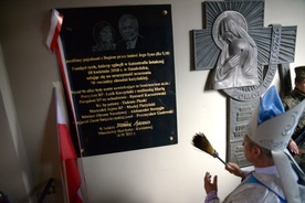 Na rozpoczęcie pielgrzymki bp Henryk Tomasik poświęcił tablicę upamiętniającą osoby, które zginęły w katastrofie smoleńskiej, a które odwiedzały skarżyskie sanktuarium