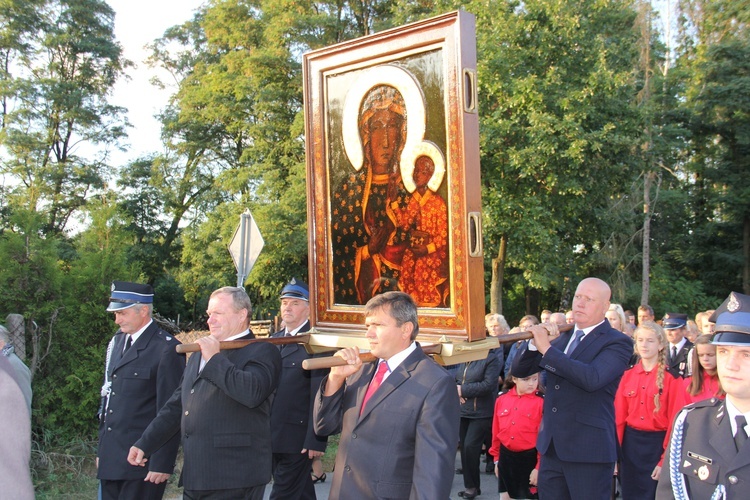 Powitanie ikony MB Częstochowskiej w Lutkówce