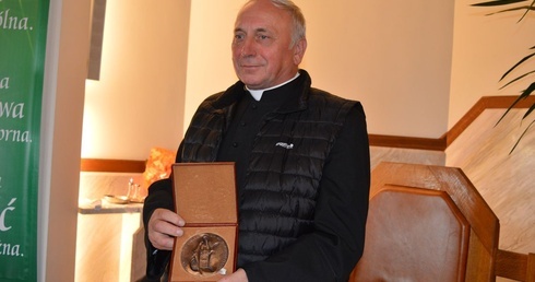 Proboszcz na medal 