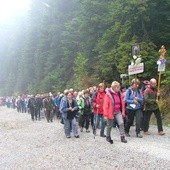 W tegorocznej XXVII Górskiej Pilegrzymce Szlakiem św. Kingii wziło udział prawie 400 osób.
