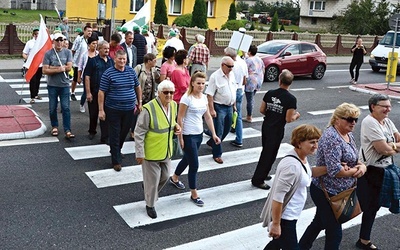 ▲	Mieszkańcy niektórych podmławskich miejscowości  oraz stowarzyszenia protestują przeciw budowie kolejnych kurników, blokując m.in. drogę krajową nr 7 w Wiśniewie.