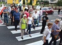 ▲	Mieszkańcy niektórych podmławskich miejscowości  oraz stowarzyszenia protestują przeciw budowie kolejnych kurników, blokując m.in. drogę krajową nr 7 w Wiśniewie.