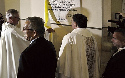 ▲	Pamiątką po jubileuszowych obchodach, upamiętniających sprowadzenie do Pułtuska jezuitów, będzie okolicznościowa tablica, odsłonięta w kościele szkolnym.