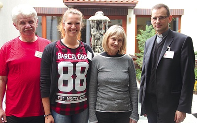 Pan Czarek, Ela Bęben, Jola Klimek i ks. Tomasz Kosewski zachęcają do włączenia się hospicyjny wolontariat