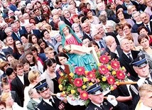 ▲	W procesji wniesiono kopię limanowskiej Piety.