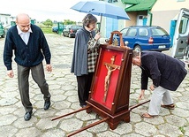 Krzyż przyjechał do Gliwic z diecezji opolskiej. A po wizycie w Rybniku wróci do Zabrza i Bytomia.