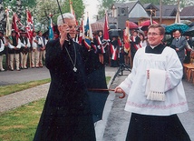 ◄	Kard. Franciszek Macharski podczas swojej posługi erygował ponad 200 parafii.