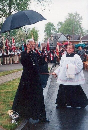 ◄	Kard. Franciszek Macharski podczas swojej posługi erygował ponad 200 parafii.