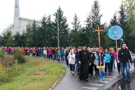 ▲	W uroczystościach uczestniczyło także 400 nauczycieli i katechetów, którzy do Puszczy przybyli pieszo.