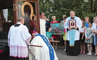 ▲	W Korabiewicach wierni przynieśli Maryi przygotowane przez siebie dary.