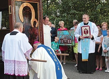 ▲	W Korabiewicach wierni przynieśli Maryi przygotowane przez siebie dary.