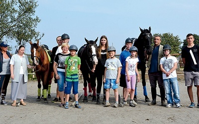 Uczestnicy szkolnego finału jazdy konnej
