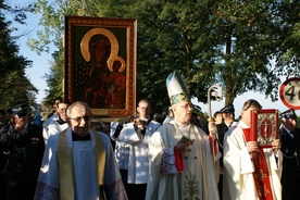 Bp Józef Zawitkowski oraz ks. Jarosław Orliński, proboszcz parafii, przewodniczyli uroczystej procesji a wizerunek Madonny na swych barkach nieśli m. in. lektorzy 