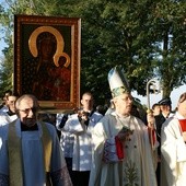 Bp Józef Zawitkowski oraz ks. Jarosław Orliński, proboszcz parafii, przewodniczyli uroczystej procesji a wizerunek Madonny na swych barkach nieśli m. in. lektorzy 